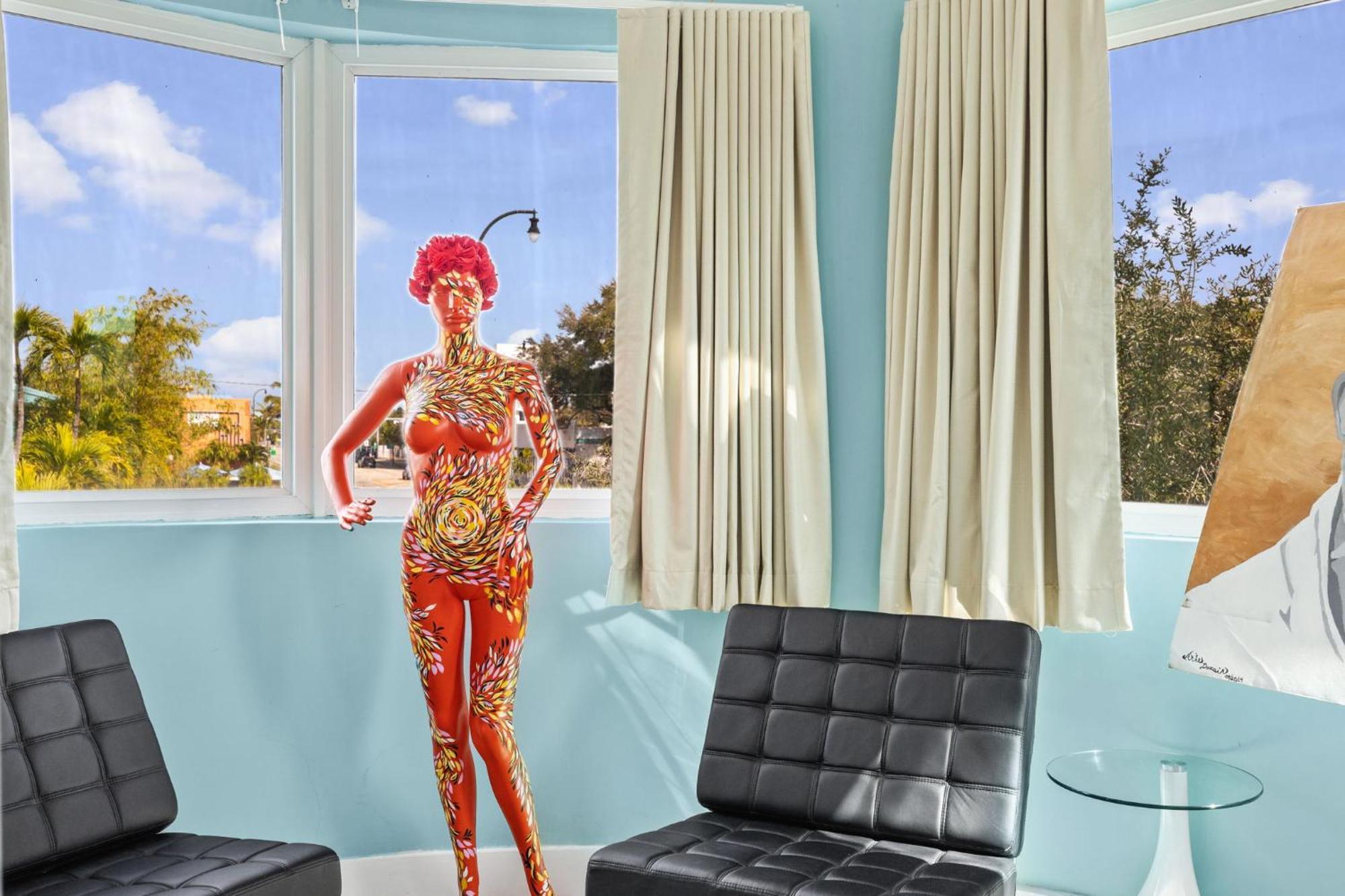 The New Yorker Hotel Miami Room photo